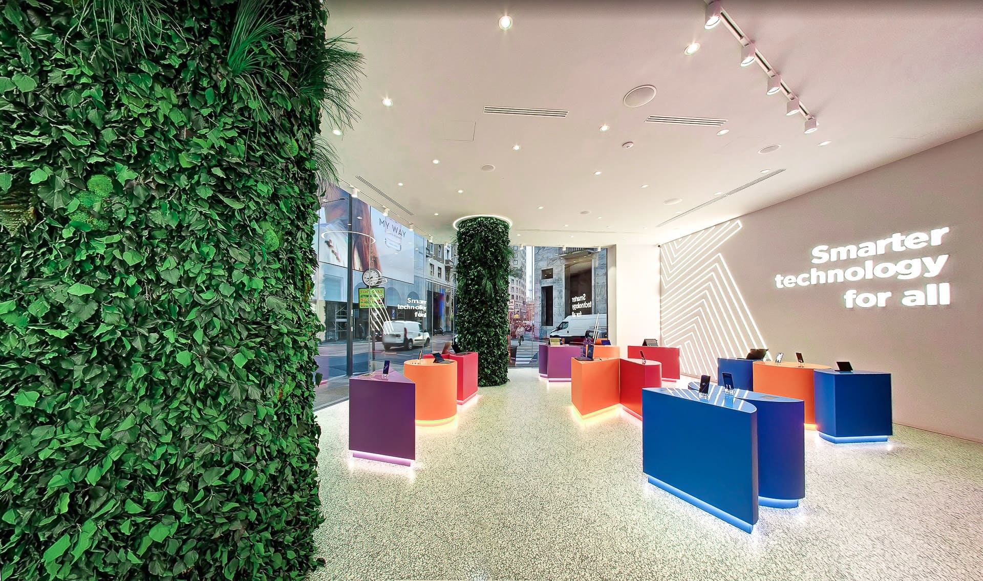 Display prodotti tech su colonna verde: esempi di biophilic design