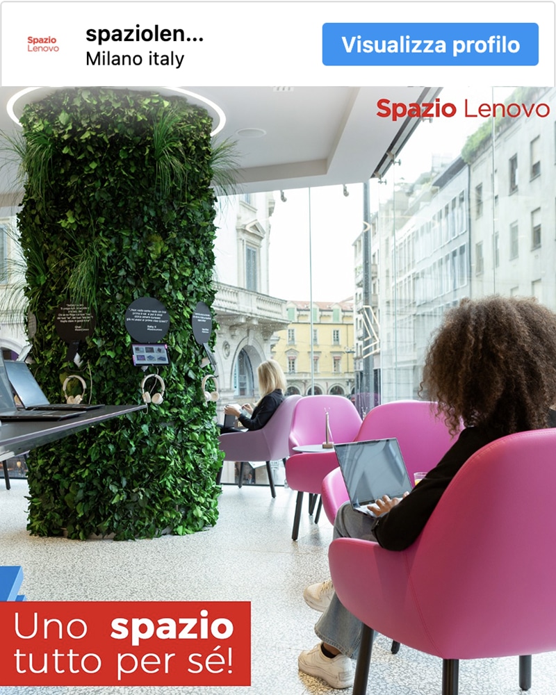 Clienti rilassati presso lo Spazio Lenovo attorno a una colonna verde stabilizzata con cuffie in esposizione integrata