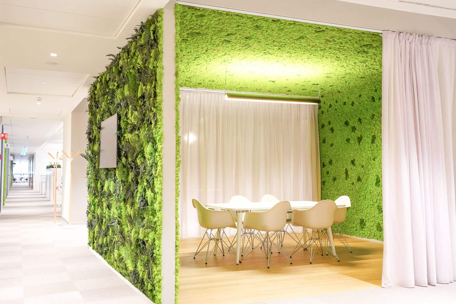 Progetti biophilic design: Pannelli divisori verdi per open space uffici direzionali