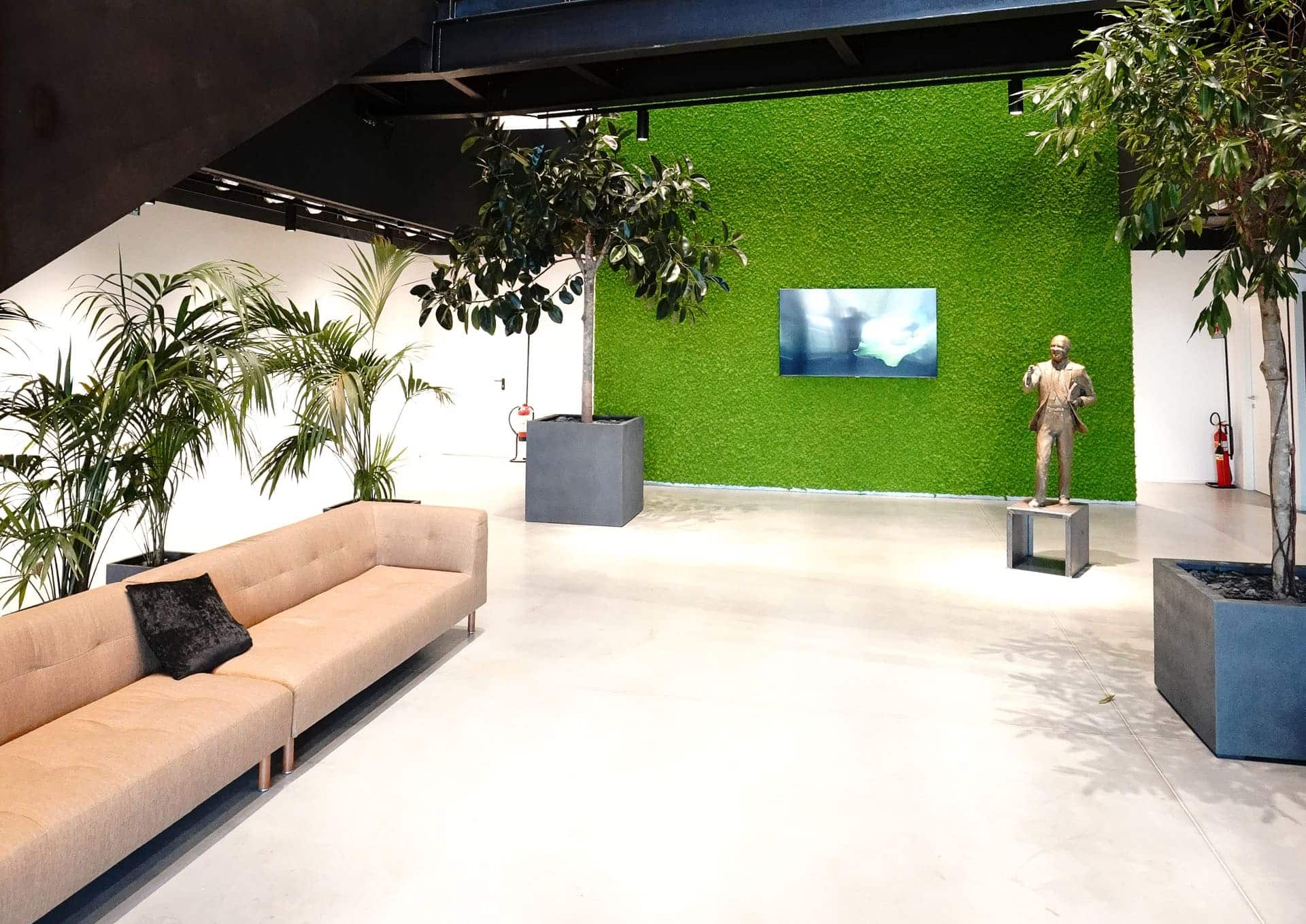 Esempio di progetti biophilic design con logo su misura in muschio stabilizzato