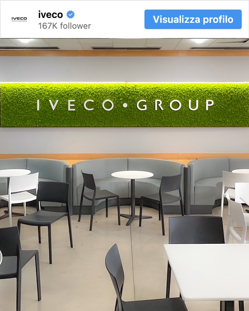 Parete corporate in verde stabilizzato con inserimento del logo aziendale su misura per Iveco