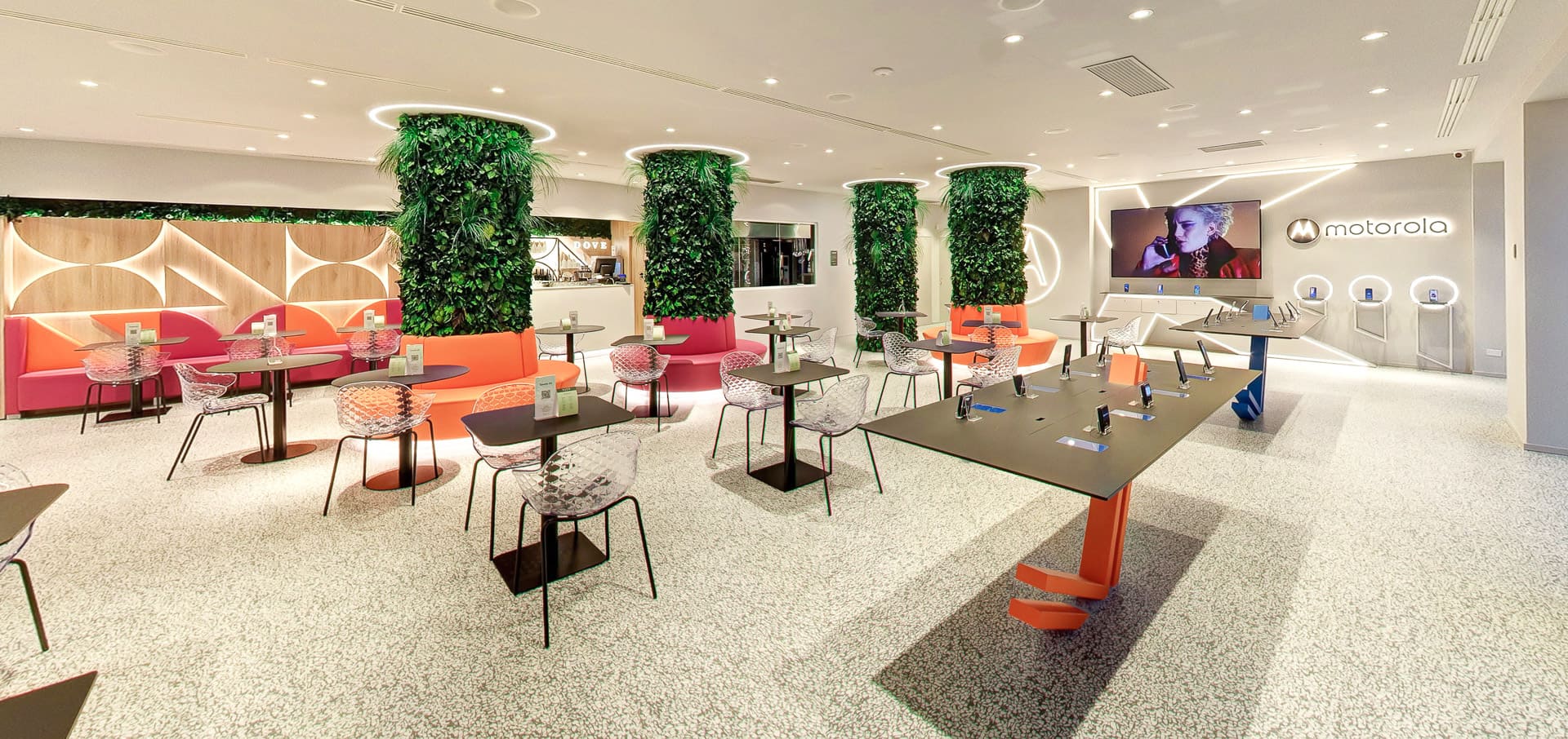 Progetti biophilic design per il retail: Colonne in verde stabilizzato Lenovo Flagship Store